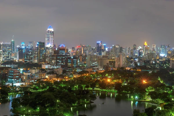 Міський пейзаж хмарочоси вночі, міста Бангкок, Таїланд — стокове фото