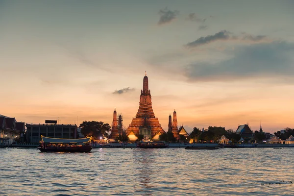 Temple of Dawn ao pôr-do-sol, cidade de Bangkok, Tailândia — Fotografia de Stock