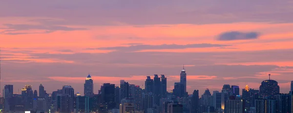 Gün batımında, Tayland şehir Bangkok içinde gökdelenler — Stok fotoğraf