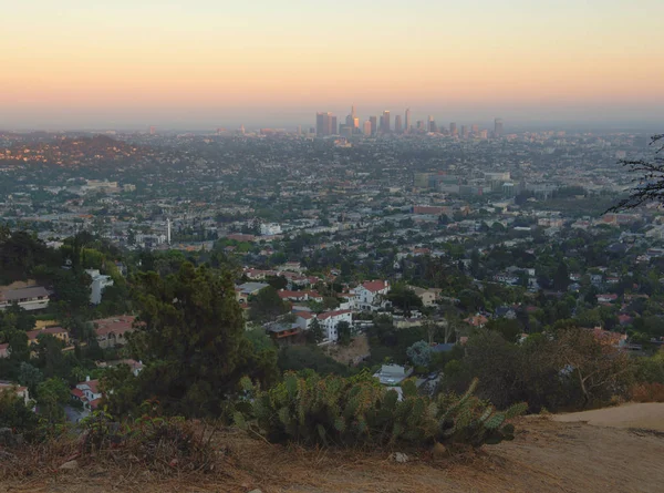 Los Angles City ao pôr-do-sol com primeiro plano nas colinas, Califórnia, EUA — Fotografia de Stock