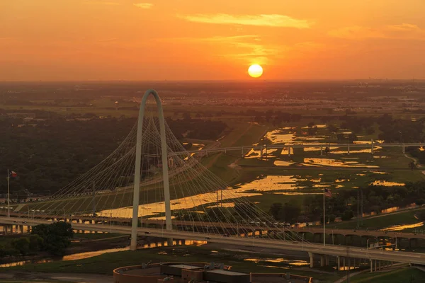 得克萨斯州达拉斯市日落时的玛格丽特狩猎山桥 — 图库照片