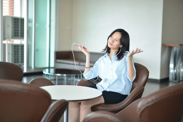 Alkalmi üzleti ázsiai nő, zenehallgatás — Stock Fotó