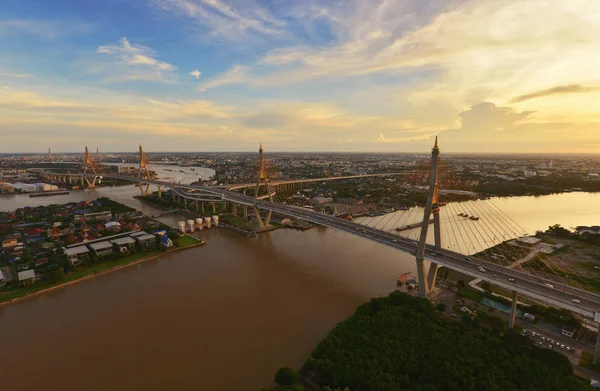 Bhumibol brug bij zonsondergang, stad van Bangkok, Thailand — Stockfoto