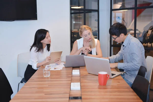 Groep van mensen uit het bedrijfsleven bijeen in een vergaderzaal — Stockfoto