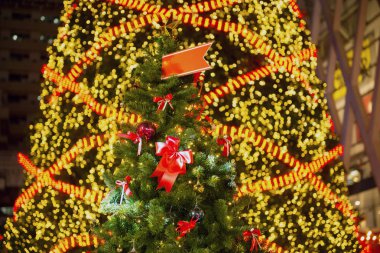 Bokeh arka plan bulanık, süslü Noel ağacına