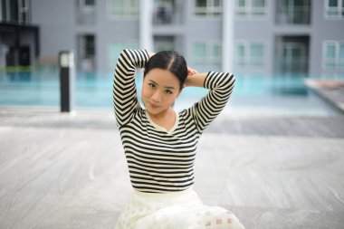 Kopyalama alanı f ile gündelik elbise ile gülümseyen güzel Taylandlı kadın