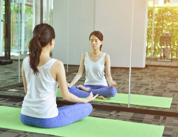 Young Asian woman meditating in yoga room, Yoga concept — Stock Photo, Image