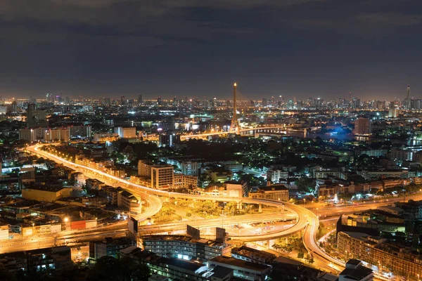 Downtown Bangkok cidade à noite, Chao Phraya River, Tailândia — Fotografia de Stock