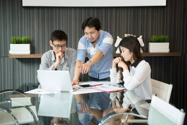 Compañeros de trabajo discutiendo en la sala de reuniones en la oficina — Foto de Stock