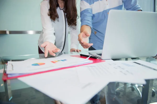 Discutir, escribir, estimar el plan de beneficios empresariales de la empresa — Foto de Stock