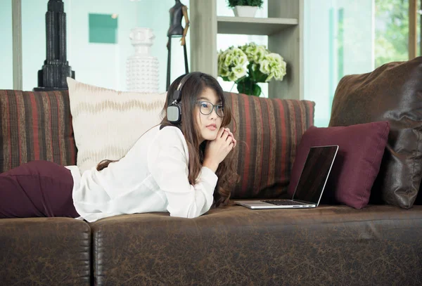 Affari ragazza asiatica appoggiata e utilizzando un computer portatile sul divano, persona — Foto Stock