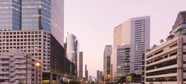 Wolkenkrabbers in centrum Bangkok bij zonsondergang, Thailand — Stockfoto