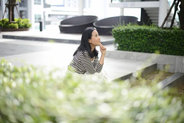 복사 공간 f 캐주얼 드레스와 아름 다운 미소 태국 여자 — 스톡 사진