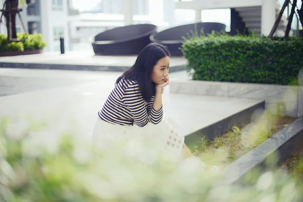 美丽的微笑泰国妇女与复制空间 f 休闲礼服 — 图库照片