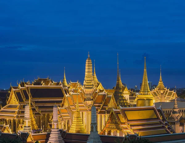 日暮时分，曼谷，泰国的翡翠佛 — 图库照片