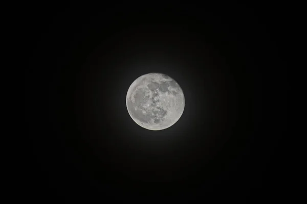 A lua cheia à noite isolada em fundo preto — Fotografia de Stock