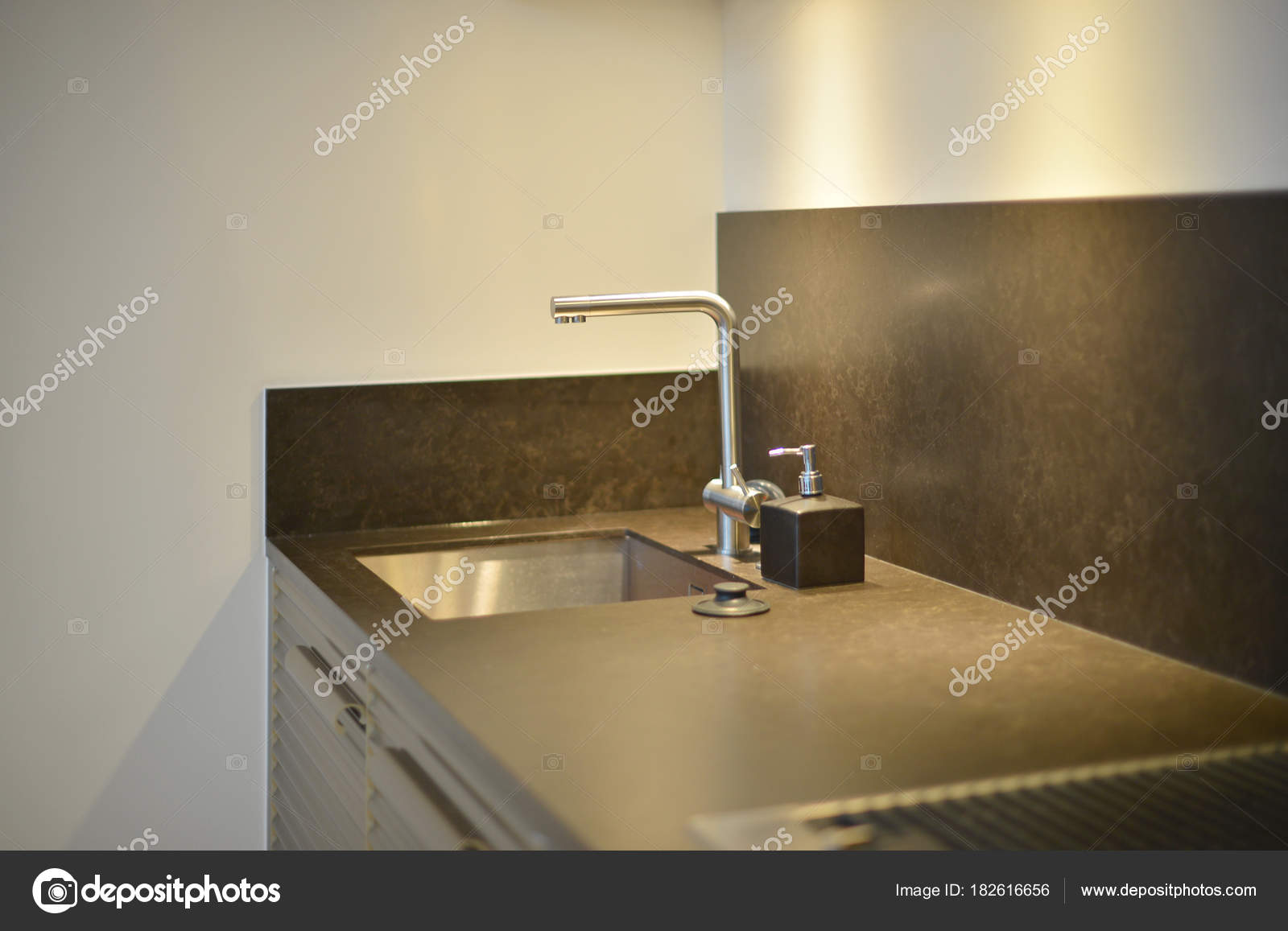 Illuminazione Bagno Lusso : Di lusso rubinetto lavandino nero con illuminazione in cucina u2014 foto