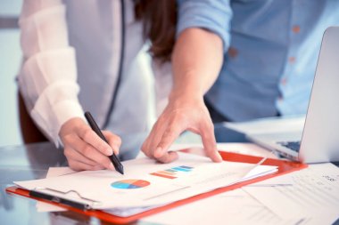 Şirket tartışırken, yazma, tahmin iş kar planı