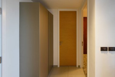 Ahşap kapı ve koridor daire iç ve dekorasyon