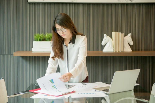 An Asian business woman presenting in meeting room — Stock Photo, Image