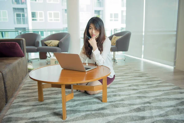 Una donna d'affari sexy asiatica che utilizza un computer portatile in biblioteca — Foto Stock