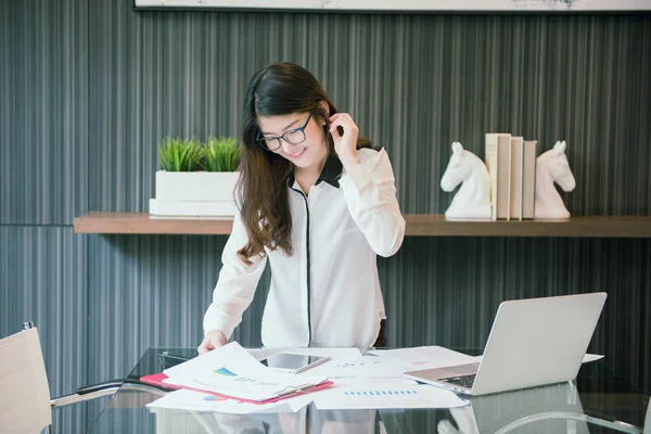 An Asian business woman presenting in meeting room — Stock Photo, Image