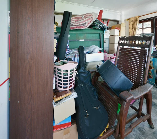 Ruang penyimpanan berantakan di garasi untuk sampah di rumah tua — Stok Foto