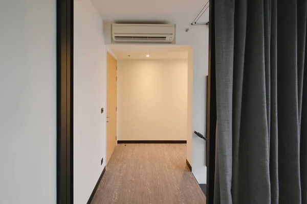 Puerta de madera y pasillo en el interior del apartamento y la decoración — Foto de Stock