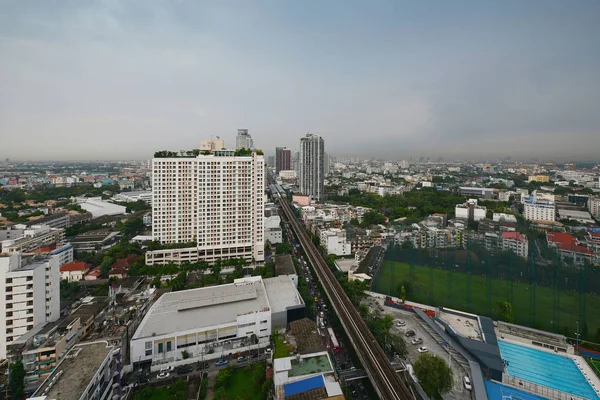 Phra Khanong, Sukhumvit Road em Khlong Toei, cidade de Bangkok, Thail — Fotografia de Stock