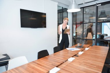 Boş ekranda Tv bir proje sunan iş sarışın kadın