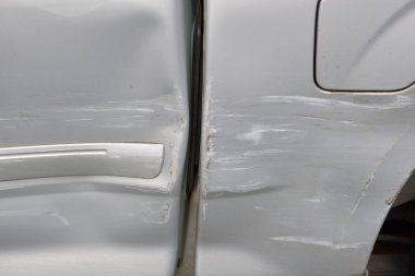 Bir yol trafik sonra kaza, yakın-up araba vücut yan hasar