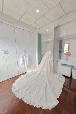 Gelin gelinlik beyaz odada, iç tasarım