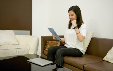 İş kadını tablet oturma odasında geceleri kullanma.