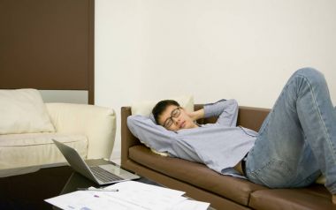 Oturma odasında kanepede gece uyku Asya iş adamı