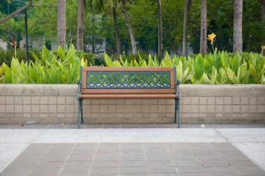 Boş tezgah bahçeli genel bir parkta izole