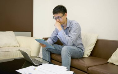 Asya işadamı laptop önünde geceleri düşünme