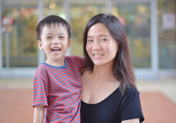 Porträtt av ung asiatisk mamma och hennes barn är nöjda — Stockfoto