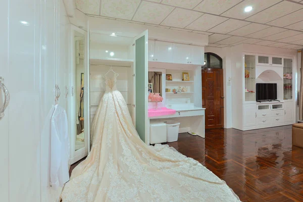 Vestido de noiva em um quarto branco, design de interiores — Fotografia de Stock