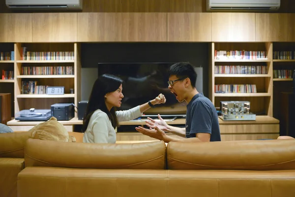 Arrabbiato asiatico coppia fighting in front di TV in living room a nig — Foto Stock