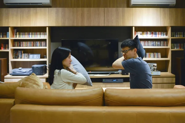 Arrabbiato asiatico coppia fighting in front di TV in living room a nig — Foto Stock