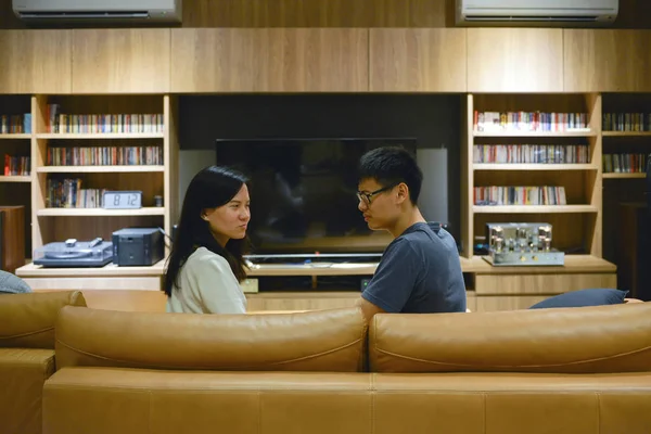 Irritado casal asiático lutando na frente da TV na sala de estar no nig — Fotografia de Stock