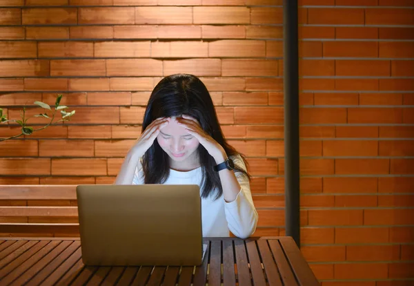 Τόνισε χρησιμοποιώντας φορητό υπολογιστή το βράδυ, ελεύθερος επαγγελματίας εργάζεται la γυναίκα της Ασίας — Φωτογραφία Αρχείου