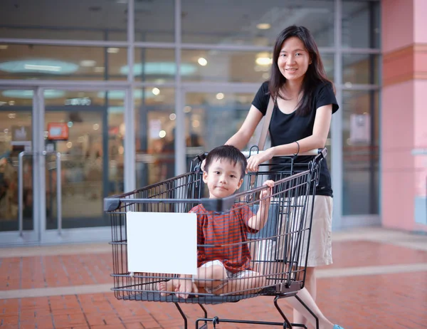 Ung asiatisk mamma och hennes kid shoppa — Stockfoto