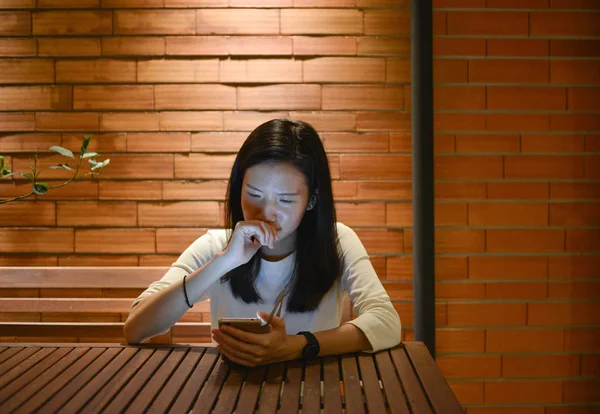 Ázsiai nő használ laptop éjjel, szabadúszó munka la hangsúlyozta — Stock Fotó