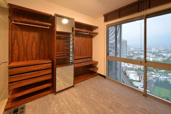 Estantería de madera vacía y gabinete y baño, diseño de interiores — Foto de Stock