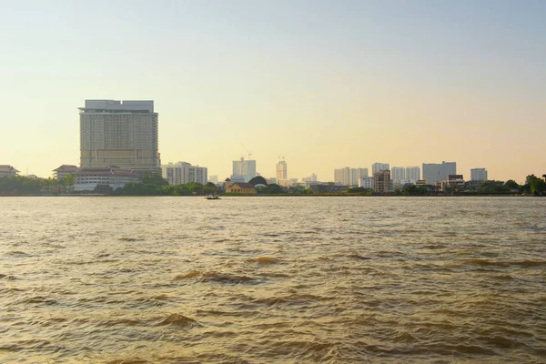 Хмарочоси на річку Чао Прая в міста Бангкок, Таїланд — стокове фото