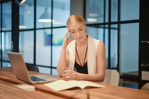 Depressed business blonde woman having troubles with her works — Stock Photo, Image