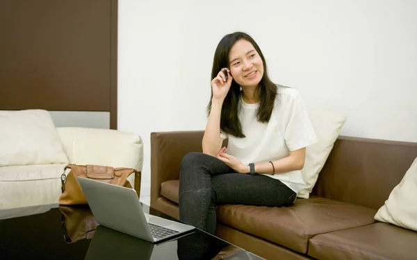 Mosolyogva üzleti nő használ egy laptop nappali portréja — Stock Fotó