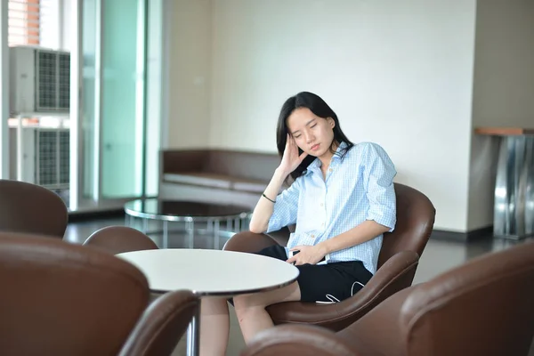 Ázsiai üzleti nő gondolkodás a modern nappali — Stock Fotó