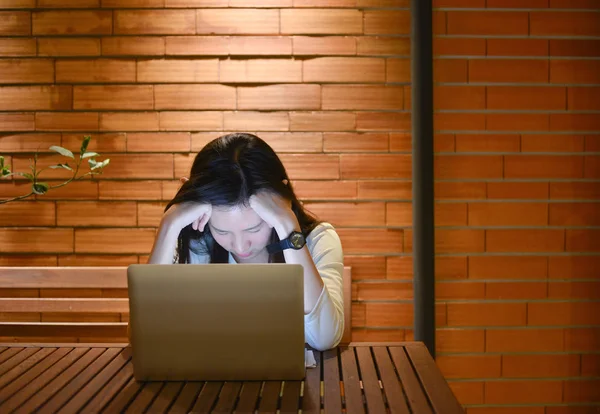Τόνισε χρησιμοποιώντας φορητό υπολογιστή το βράδυ, ελεύθερος επαγγελματίας εργάζεται la γυναίκα της Ασίας — Φωτογραφία Αρχείου